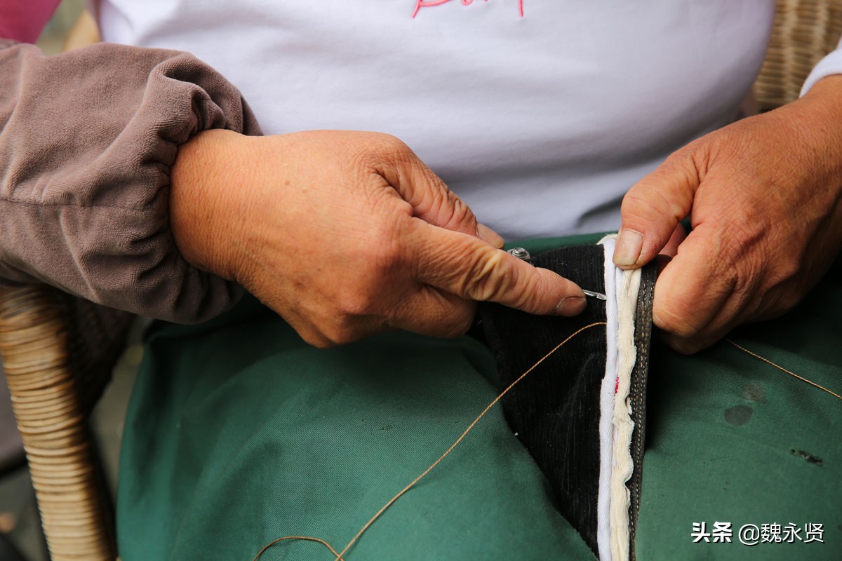 12 安康岚皋县石门镇,56岁的桑良凤在镇上租了一个小门面,修鞋,做布鞋