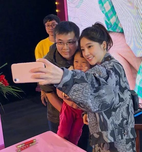 冯提莫和男粉合照举手摆姿势却忘了穿着短裙旁边男粉都惊呆了