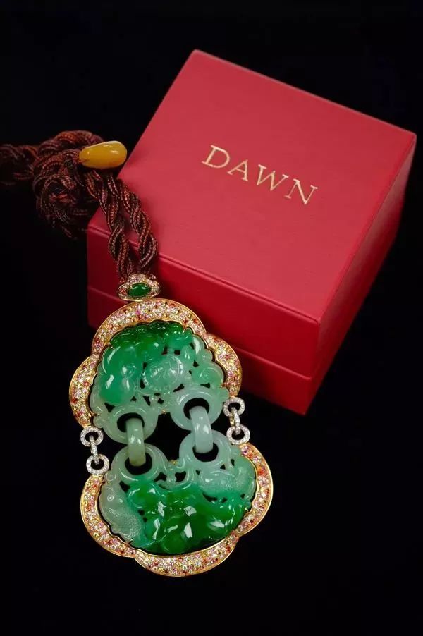 翡翠西方品牌卡地亚以中国玉石的传统寓意为主题的翡翠耳饰