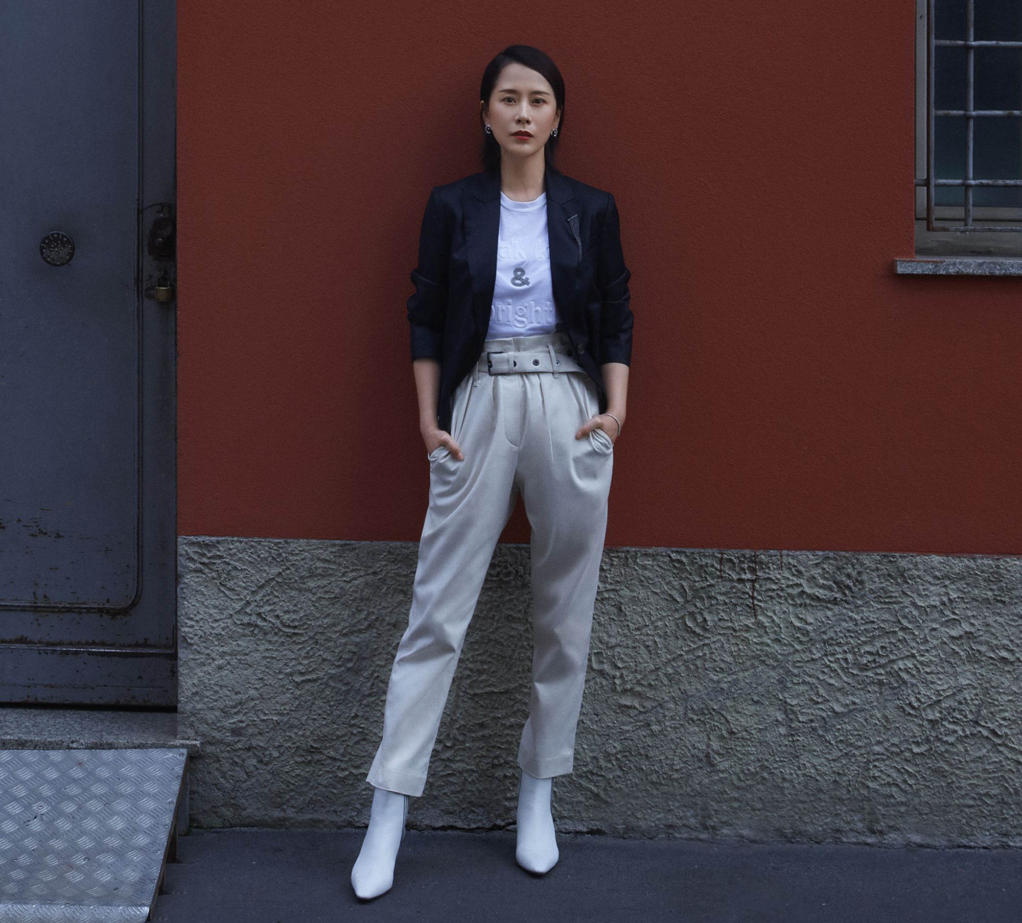 42岁海清低马尾好知性,蓝色西装搭配印花衬衫, 别致又时髦