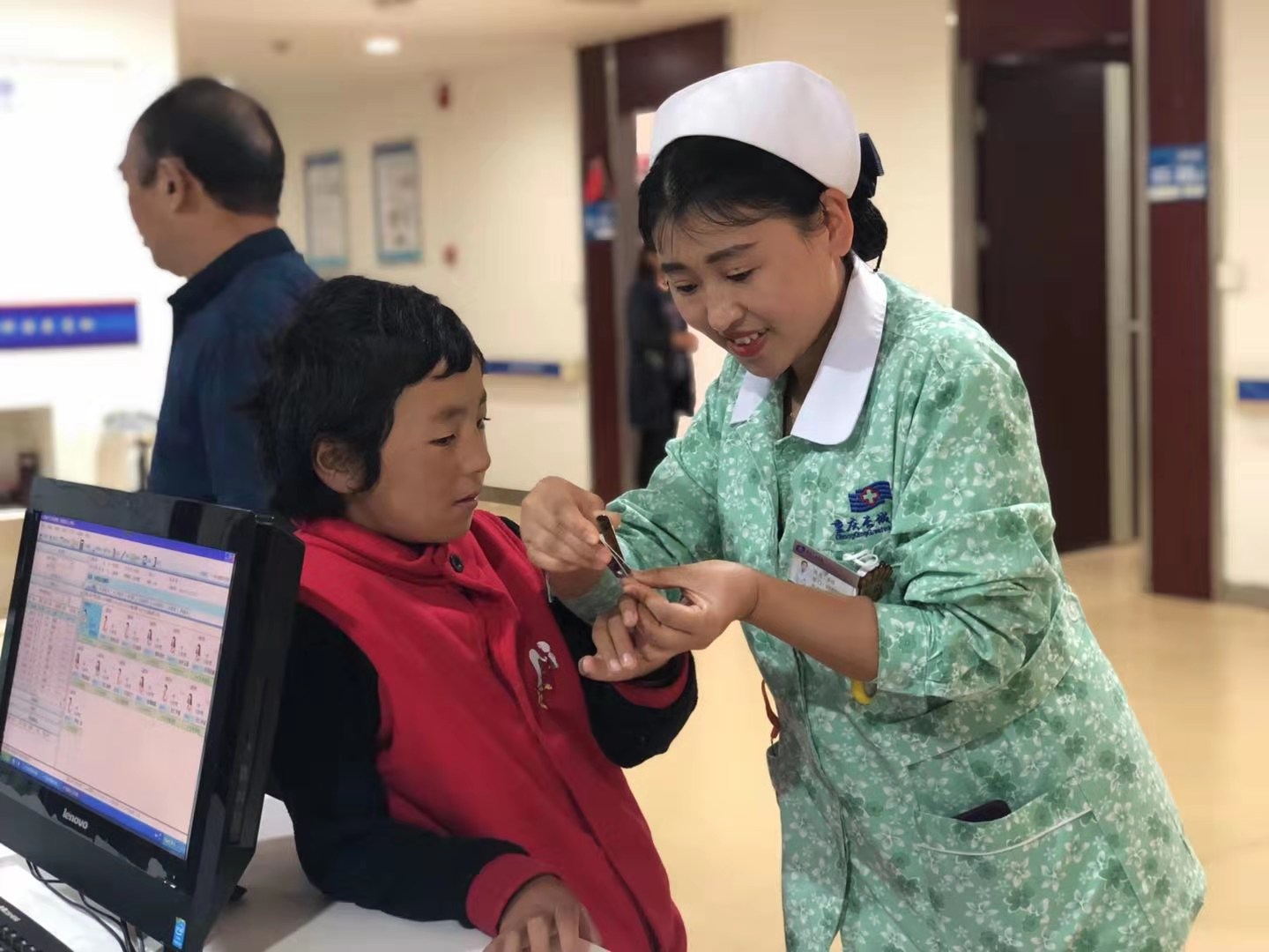 重庆长城医院各个科室医生查房,对患者们呵护备至