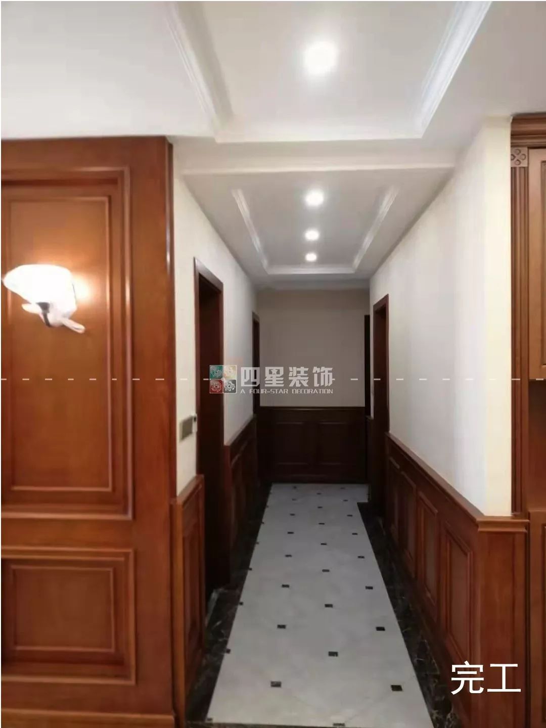 过道顶面为嵌入型吊顶既从造型上弱化横梁又为过道空间提升氛围