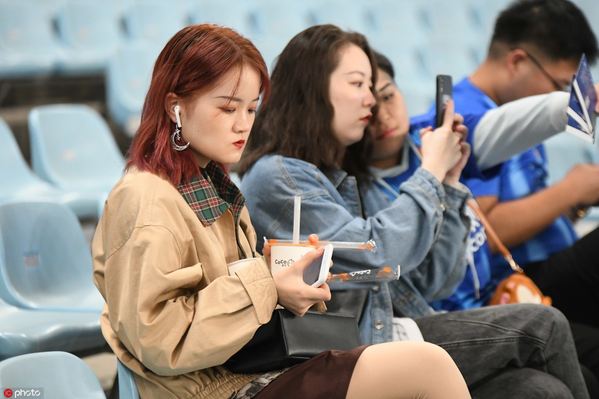 苏宁主场美女球迷集结,一起为苏宁亚冠资格加油