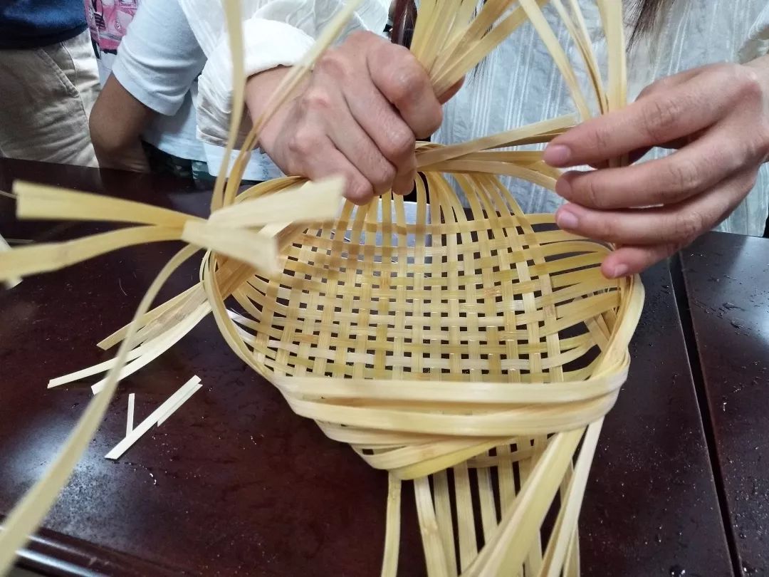 【非遗时光】“小小竹篾匠 编织金梦想”非遗公益课堂_象山县