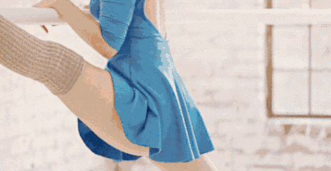 搞笑GIF趣图:为什么这个妹子的身材会这么柔软