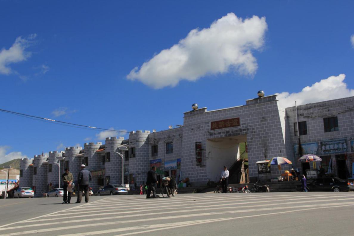 途中还路过了丝绸之路的茶马古市俄博,这是一座号称"元时筑,今遗亘尚