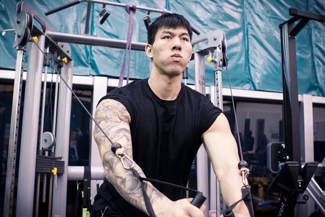 原创铁牛在综艺节目中称霸,他力量有多强?卧推190公斤,堪比詹姆斯