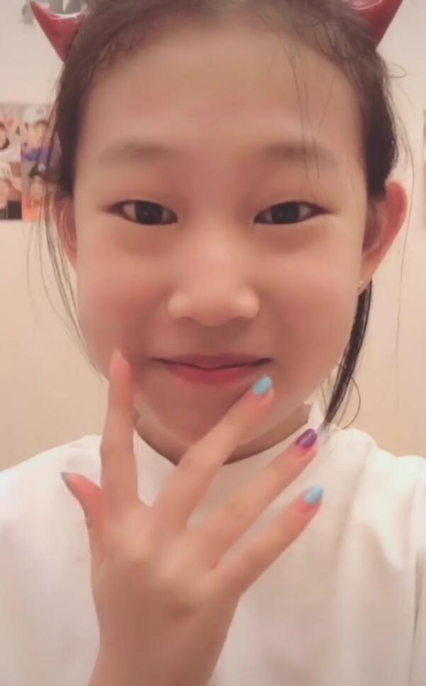 小沈阳13岁女儿沈佳润,打耳洞故意秀美甲,网友:长相很高级