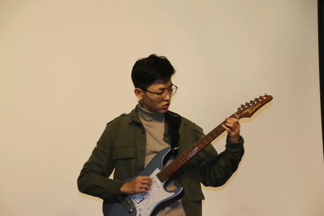 《大青山下》表演者:杨梦一,李佳航,邵宇航,李明哲,李思远 指导教师