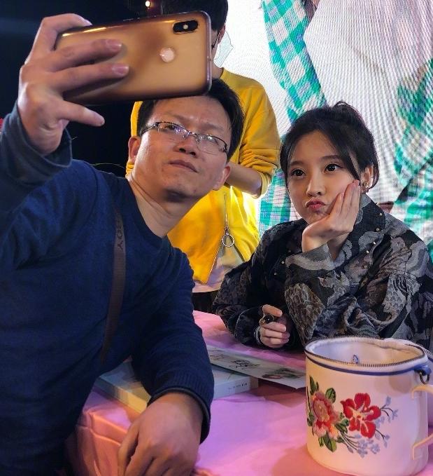 冯提莫她是观众们都比较喜欢的人,虽然她只是一位网