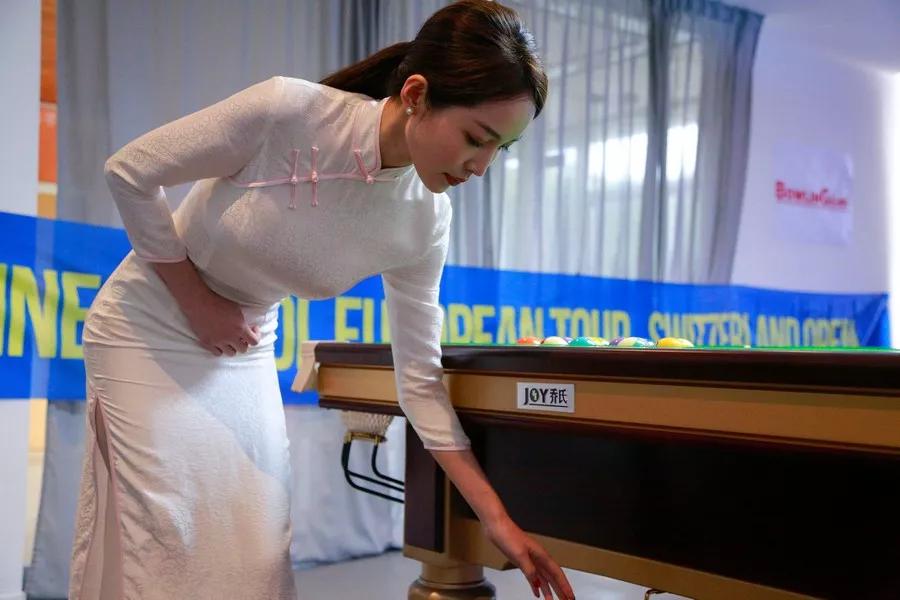 王钟瑶又火了！一袭旗袍裁众生 台球女神惊瑞士_乔氏