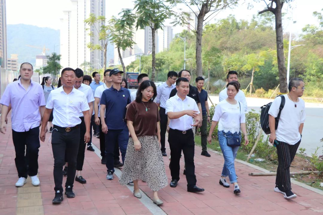 10月20日,汕头市龙湖区青年企业家协会一行抵达梅州,协会会长纪荣亮率