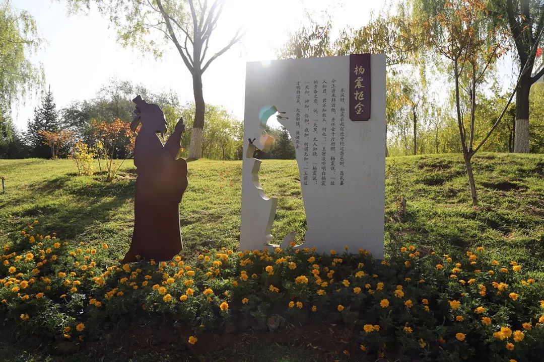 "廉坡"景观带△主题广场"爱莲说"文化墙展示△清风长廊△勤廉楷模