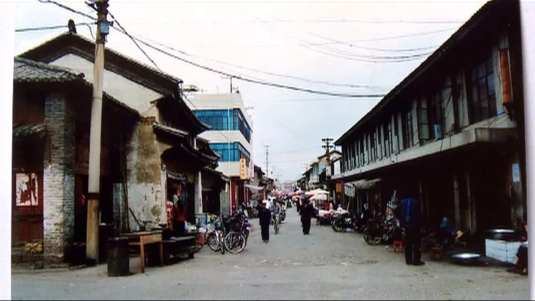 1996年受地震破坏,鹤庆老城开始恢复重建,拓宽了南大街,府门街,鹤阳