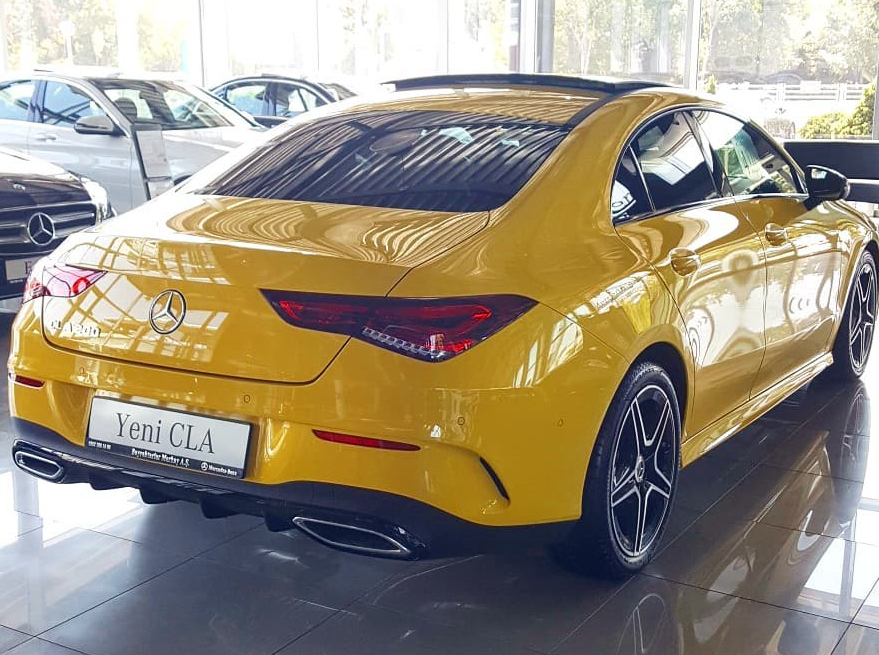 全新奔驰cla级海外实车到店黄色的运动感