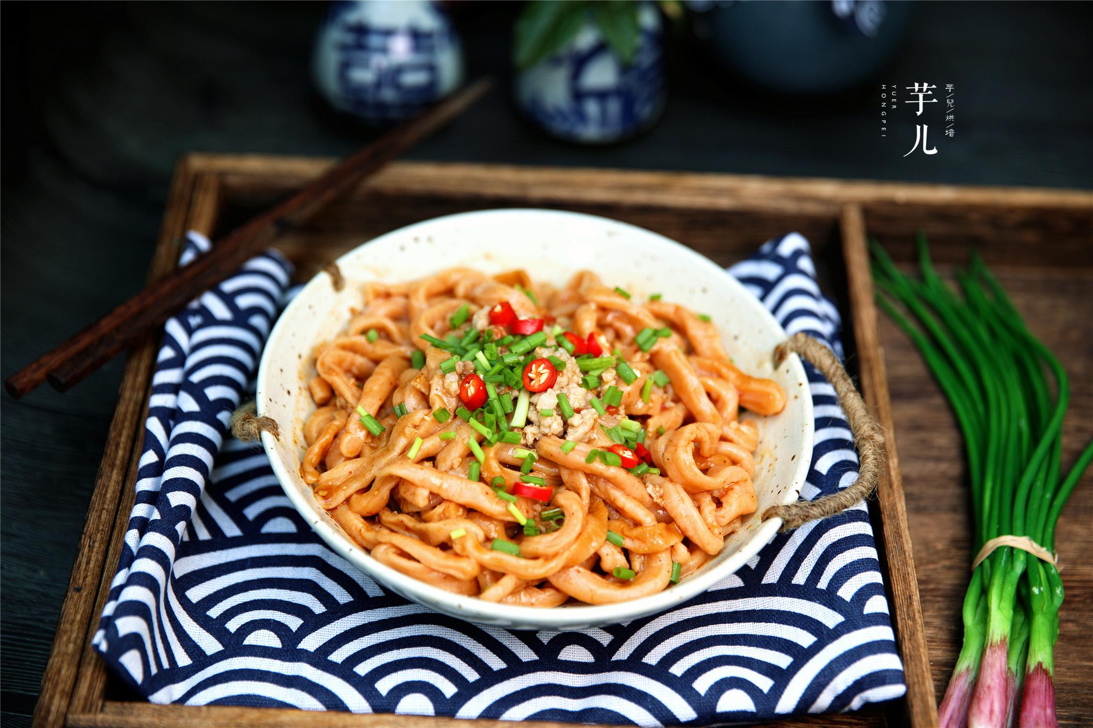 谁说手工面条一定要加碱面?掌握这技巧,面条劲道爽滑2碗不够吃_面团