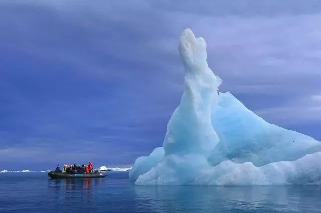 格陵兰是丹麦王国的海外自治领土,隔海峡与加拿大和冰岛两国相望.