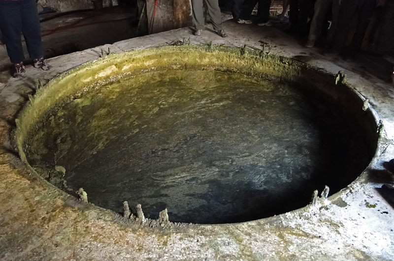 图中是阿勒颇当地一家制皂工厂的作业池,肥皂将在这个打池子中加工而