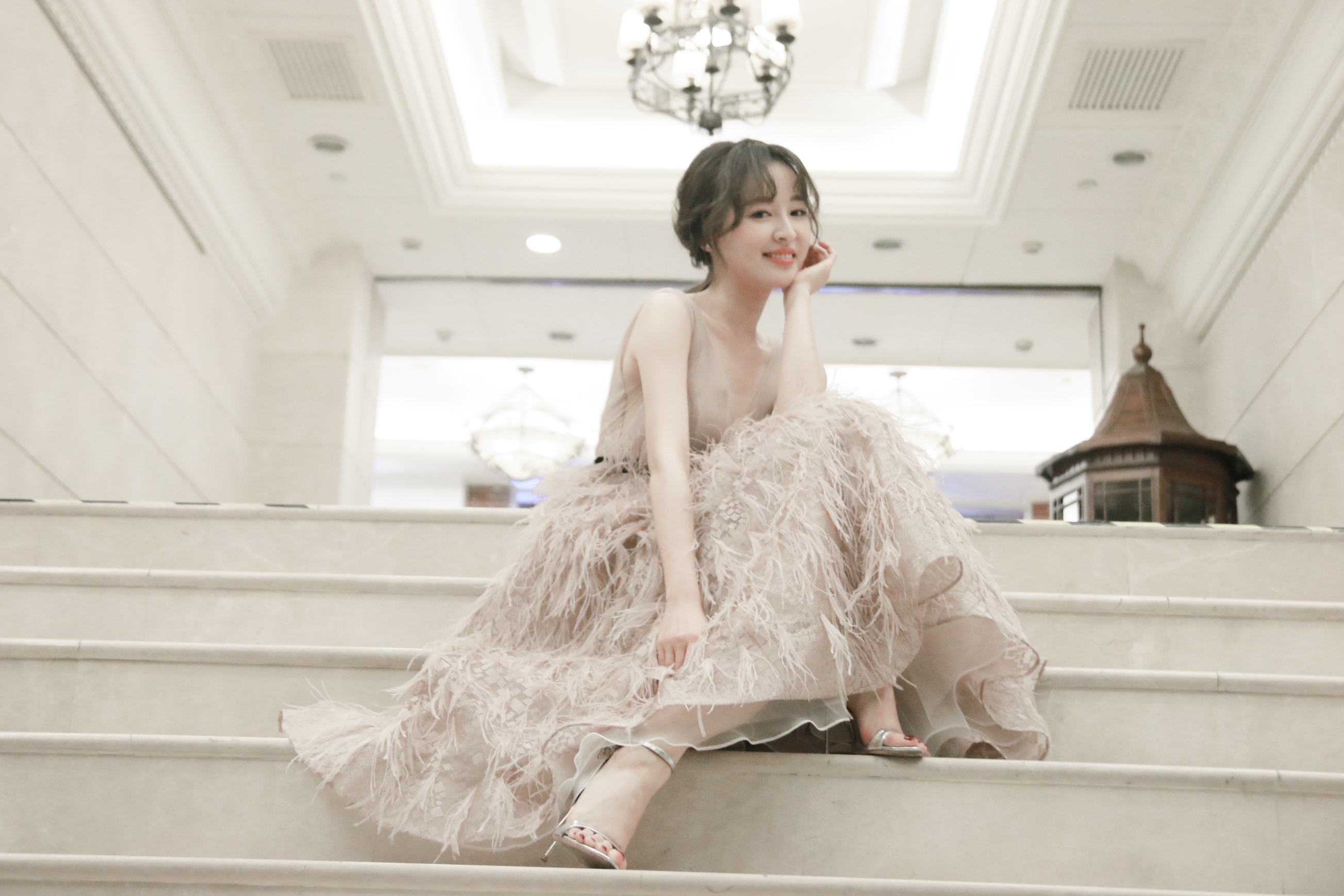 刘雪婧惊艳亮相上海时装周 时尚态度独树一帜