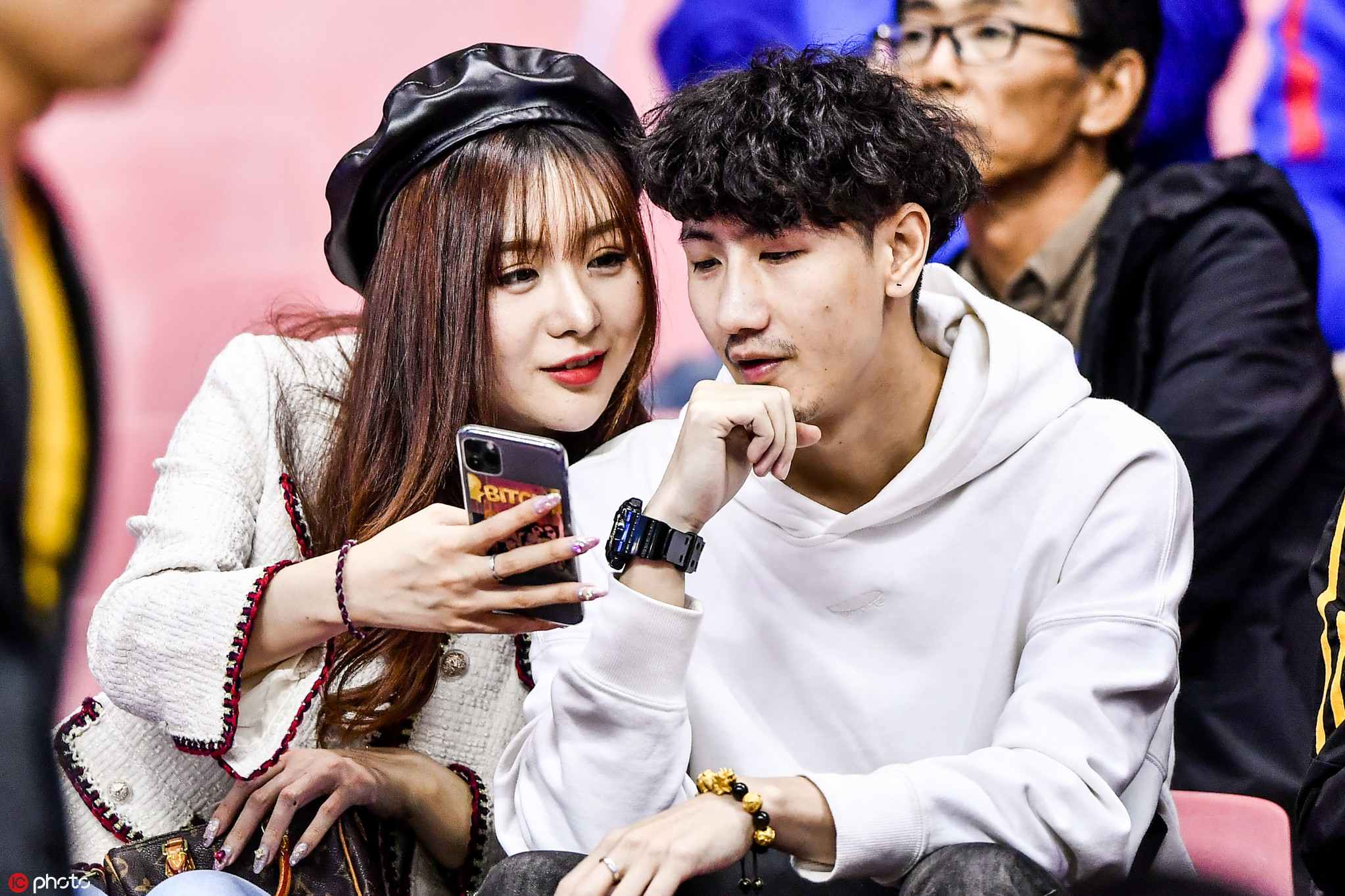 申花看台情侣秀恩爱你侬我侬眼神放光含情脉脉