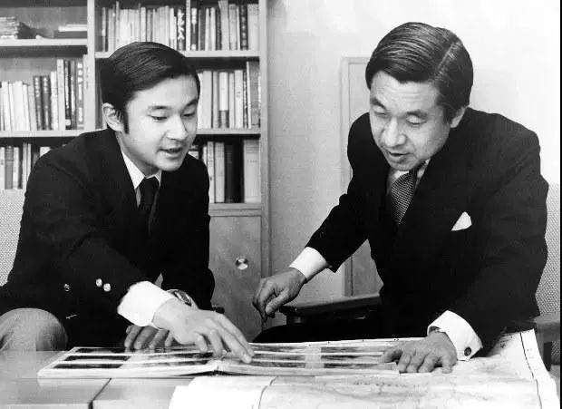 德仁天皇在皇太孙,皇太子时代就多次访问过冲绳.