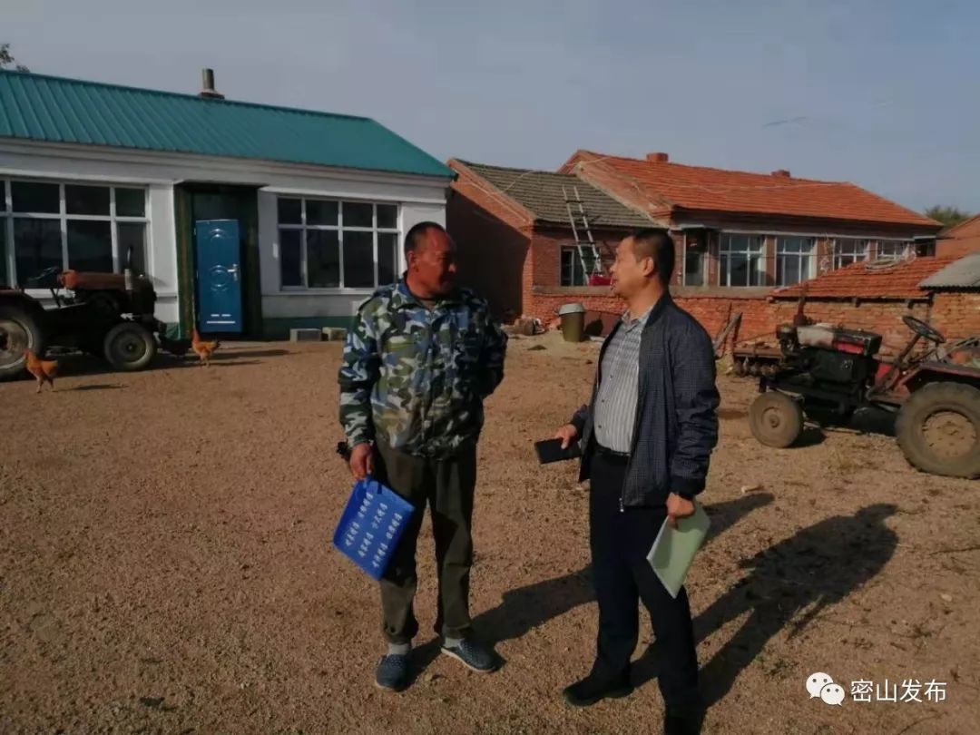 市税务局扶贫工作队组织扶贫工作队的干部深入到裴德镇兴利村,青年村