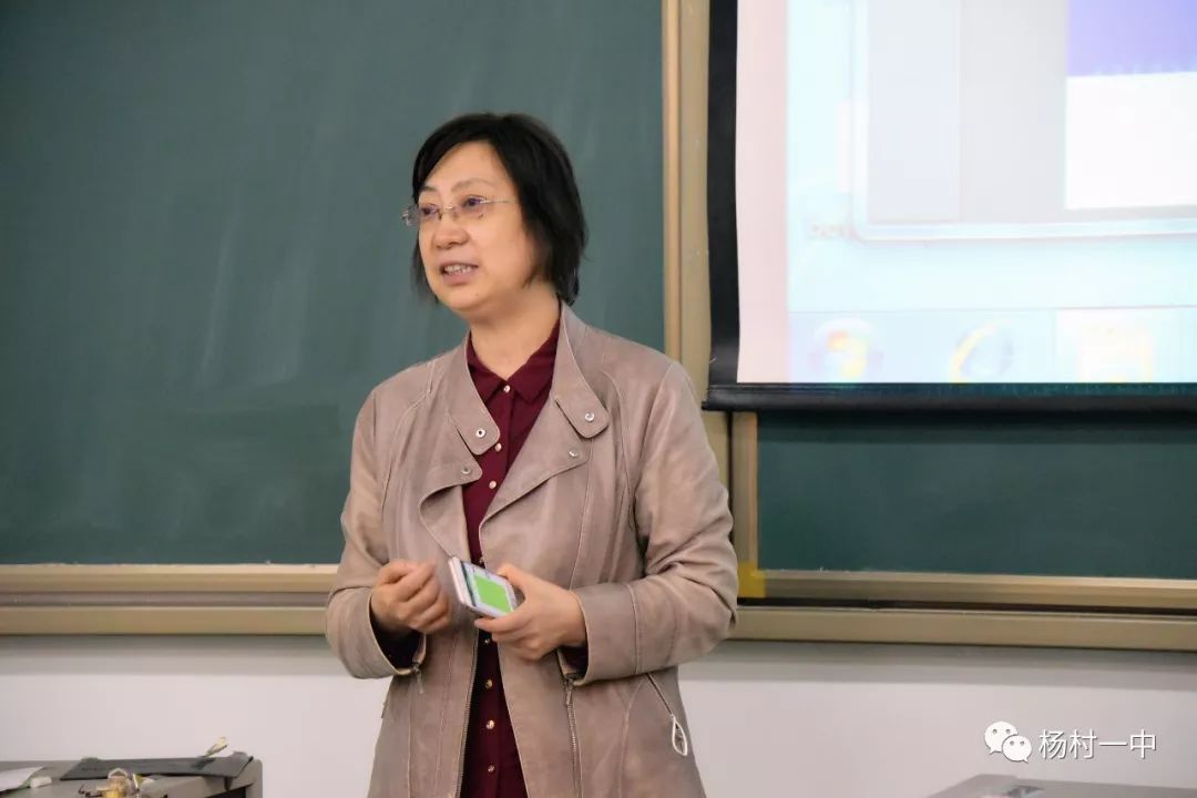 市教研室化学刘红梅主任做落实《普通高中2017级化学学科教学指导意见