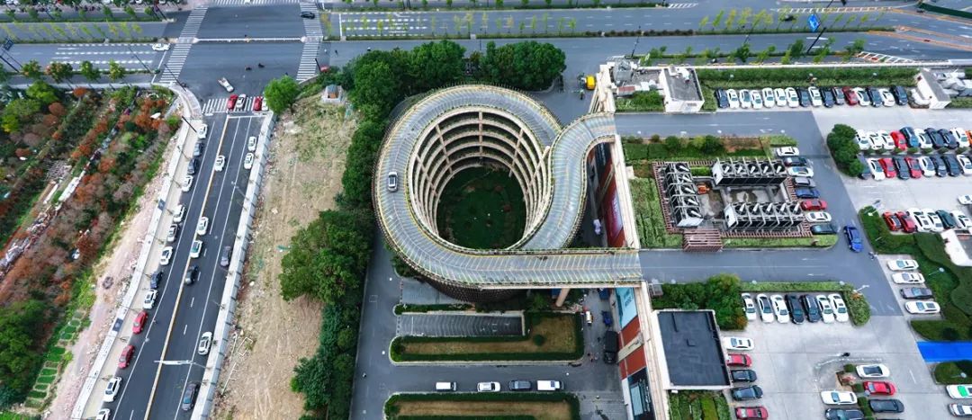 城北"3d魔幻停车场"又红了一把!24h开放,30min内免费停车!_屋顶