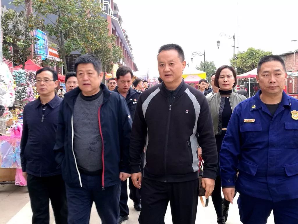 吕世宏,孙云辉检查了迎客火腿宴,食尚宣威户外论坛等活动现场准备情况