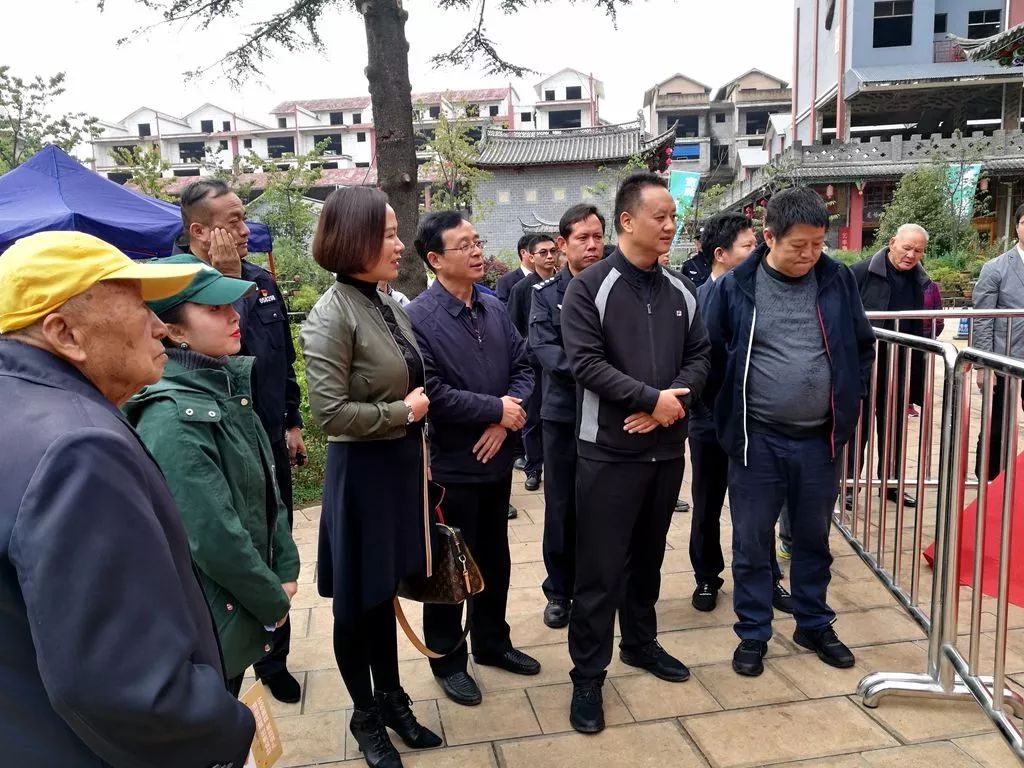 吕世宏,孙云辉检查了迎客火腿宴,食尚宣威户外论坛等活动现场准备情况