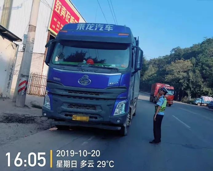 梧州泥头车尘土飞扬乱洒渣土交警蜀黍安排