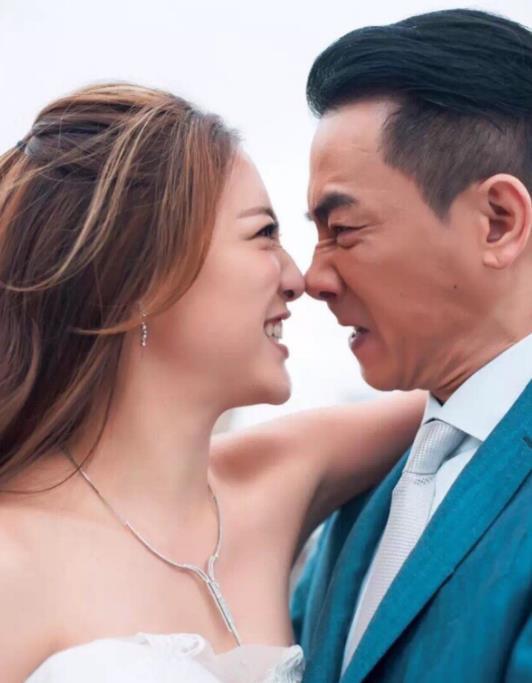 原创13岁辍学却一路遇贵人17岁走上娱乐圈凭山鸡一角爆红