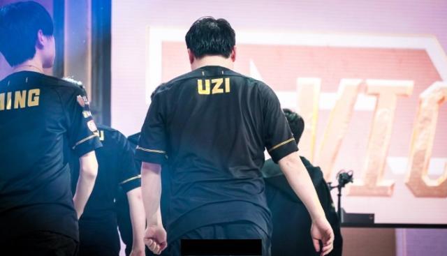 rng止步16强后,uzi哭了,小虎赛后安慰粉丝:自己还年轻不会退役_输出