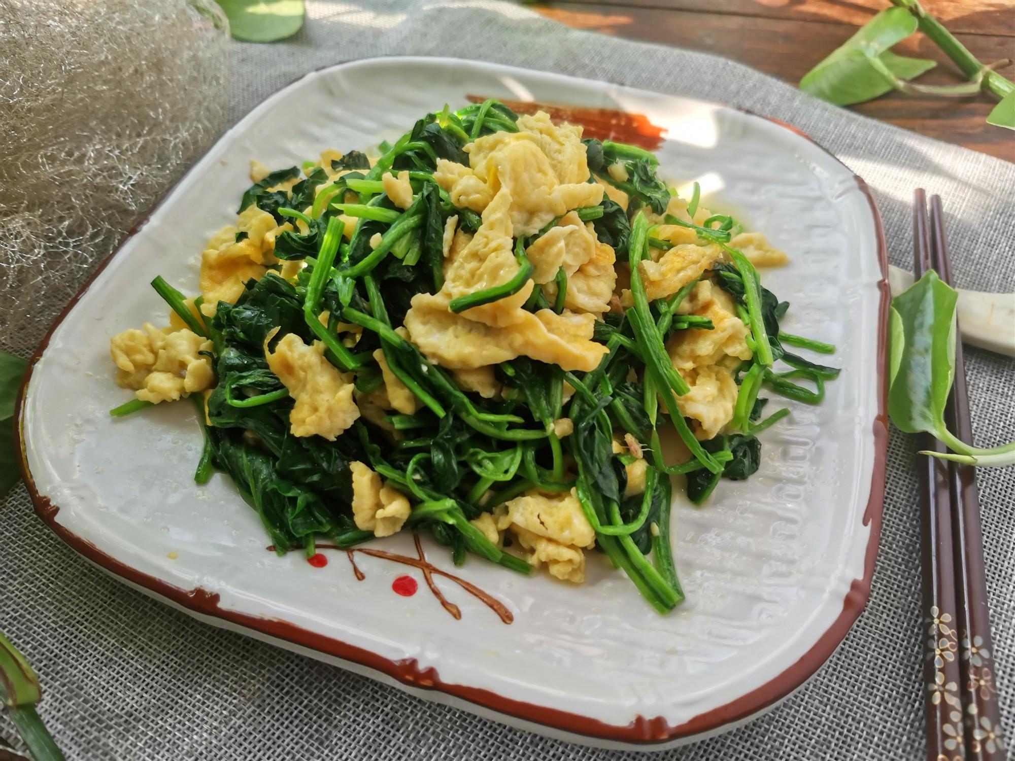 在家做菠菜炒鸡蛋 这一步不能省 菠菜翠绿没涩味 吃得营养还健康 草酸