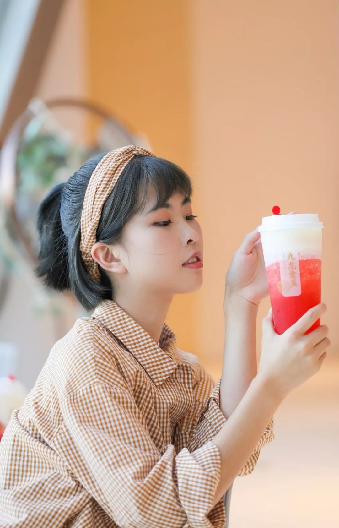 今天开萝就来揭秘与奶茶拍照的正确姿势心都化了,有木有!