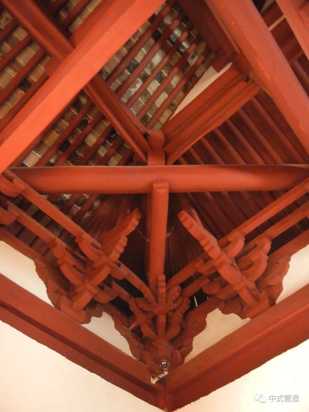 七架梁,抬梁式结构,歇山式屋顶,顶施灰布纹筒,板瓦,檐施沟头滴水.