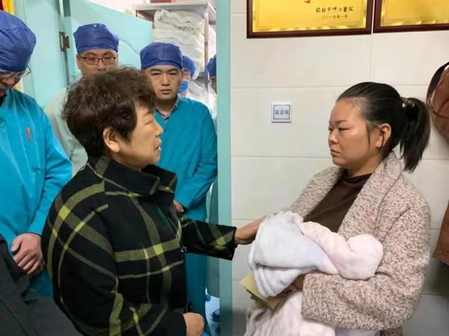 赵进前为救人摔成重伤后续英雄还在昏迷爱心不断汇聚