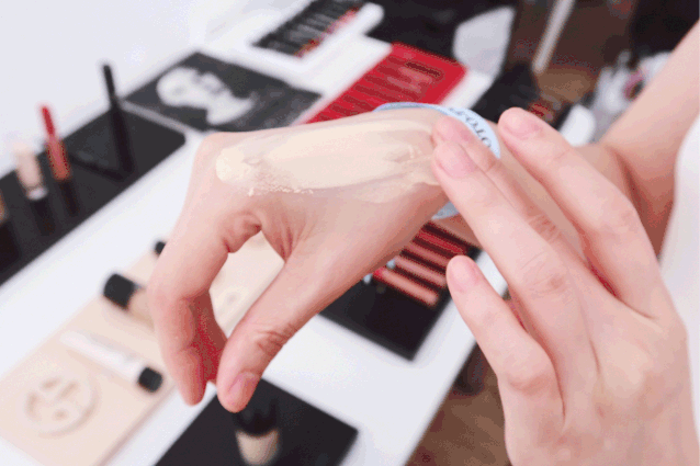 因为含有普鲁士蓝珍珠调光微粒,大师粉底上脸后会让肤色比原本更清透