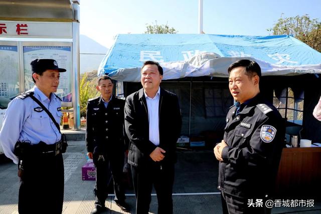 带着党委政府的深切关怀,通山县委书记石玉华一行,深入通山县公安局军