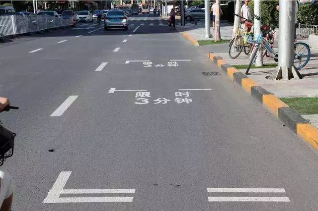 停车人要按停车位标线与道路车辆行驶方向同向有序停车入位,车辆不得