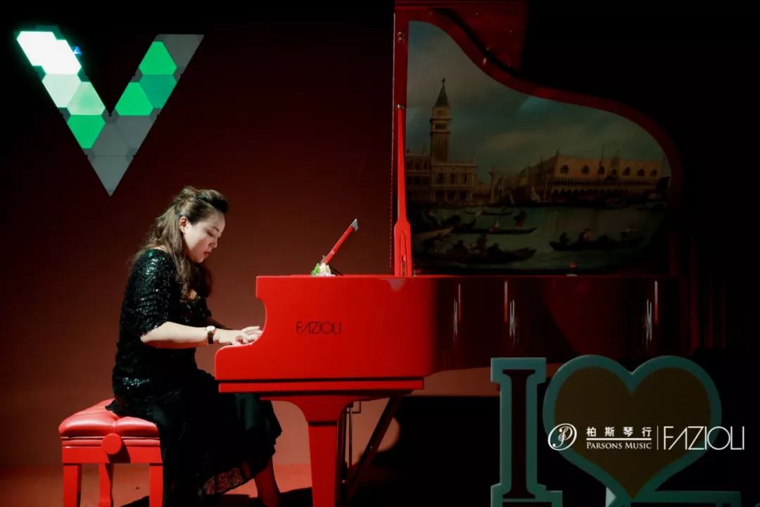 青年钢琴演奏家吴晓萍老师名家演奏中西交流主办方广东柏斯琴行准备了