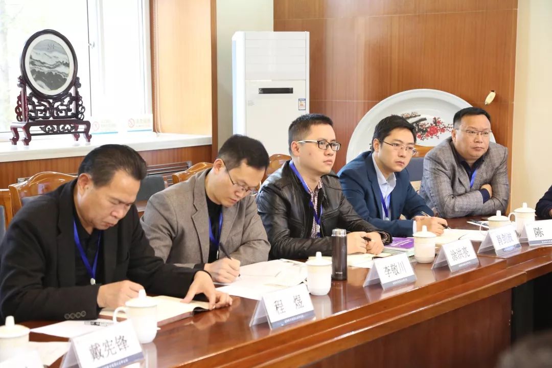 孙校长讲话,介绍了二中教育的基本理念,谈到平衡好升学和素质教育之间