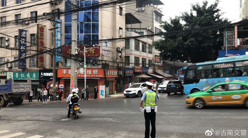 古藺交警在三星鎮疏導盤查交通