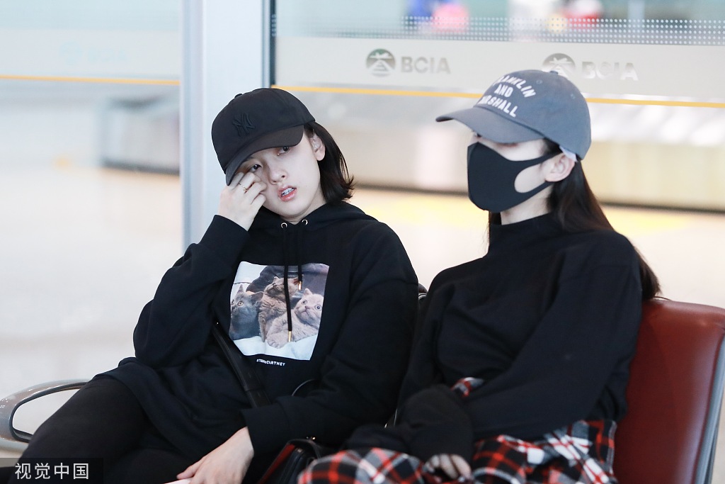 林允宋祖儿姐妹花机场相遇 看手机撒娇大秀闺蜜情