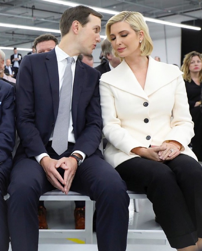 卡一家亮相lv活动,身穿白色西装修身大气,手提chanel好滑稽_库什纳