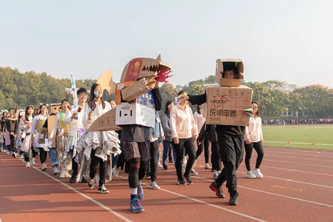 学院方阵入场仪式上,各院积极创新,走出学科特色