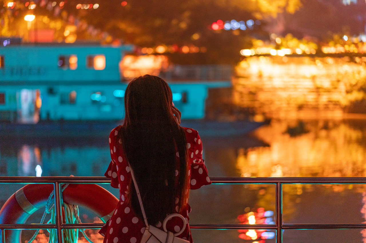 美女夜游三江孤独背影