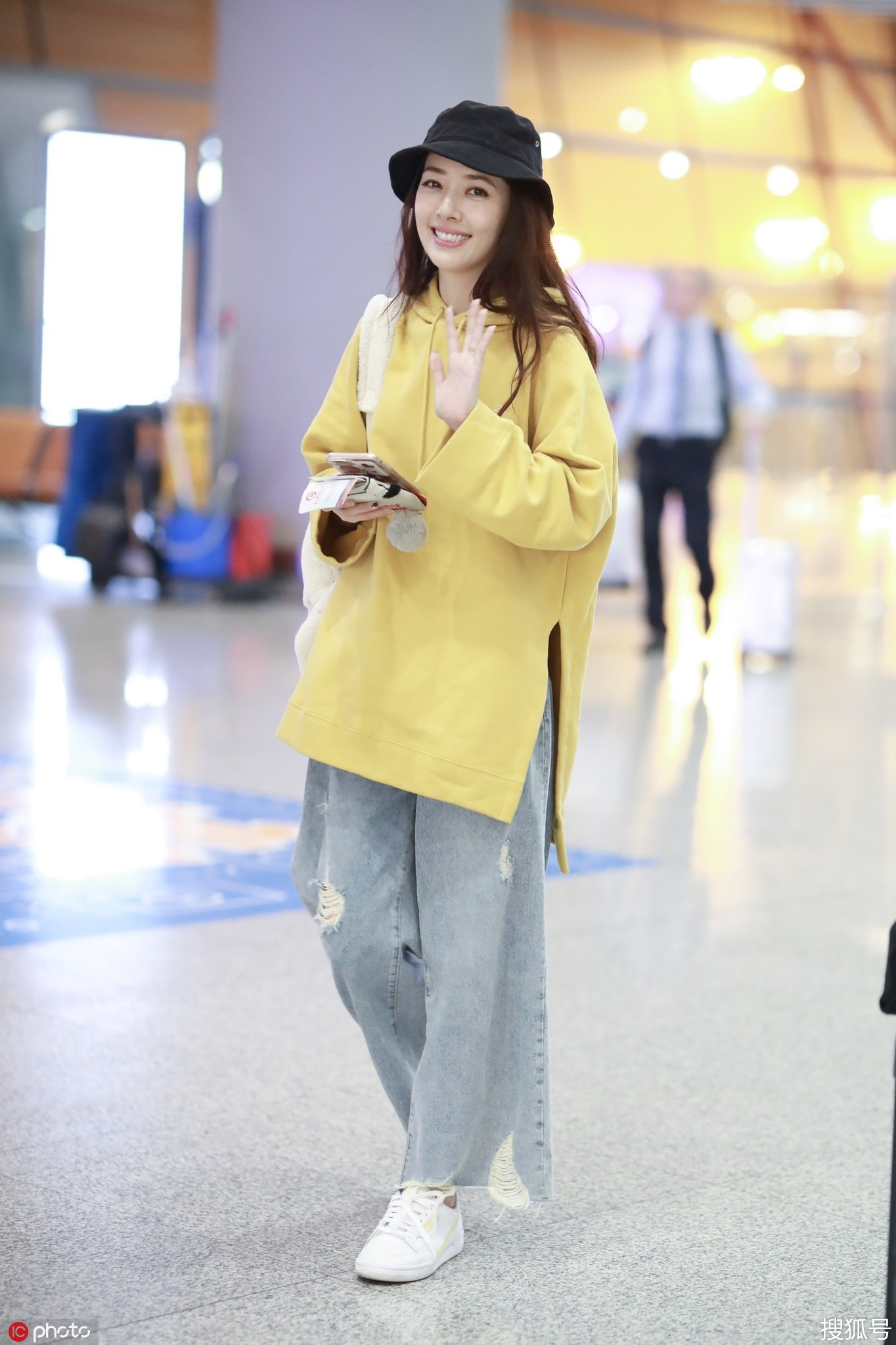 1/ 12 10月19日,郭碧婷现身北京首都机场.