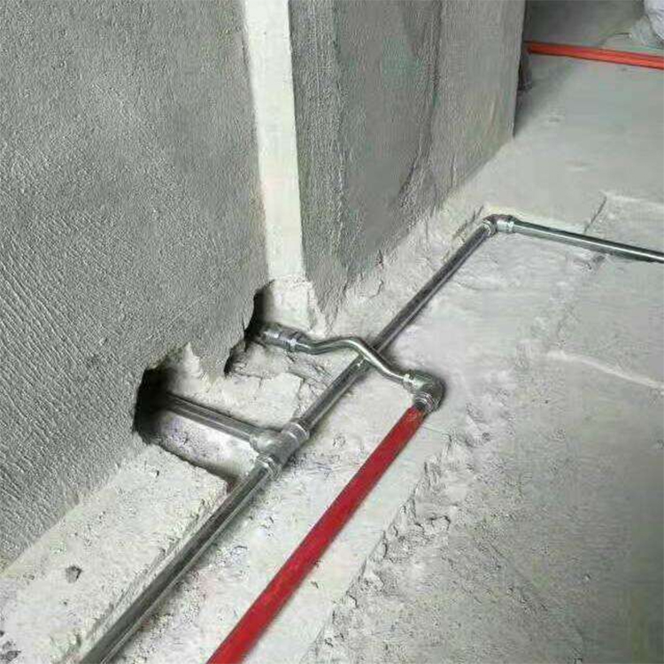 综合来说,从安全性的角度出发,走顶是水管敷设的较佳选择.