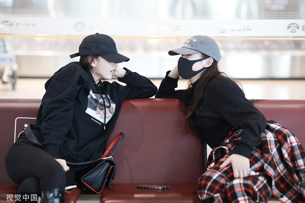 林允宋祖儿姐妹花机场相遇 看手机撒娇大秀闺蜜情